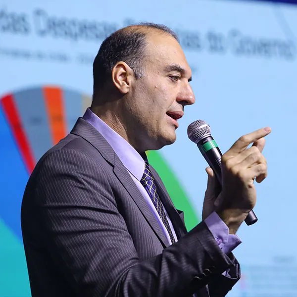 BNDES impulsiona neoindustrialização verde e fomento regional frente aos desafios da reforma tributária, diz diretor jurídico Walter Baère